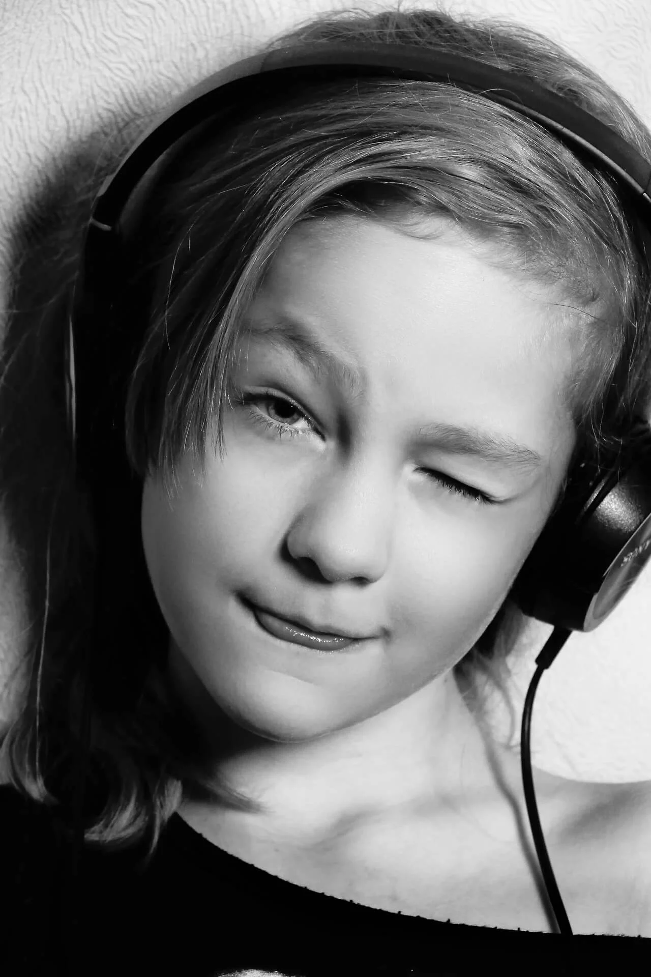 Jeune fille écoutant de la musique